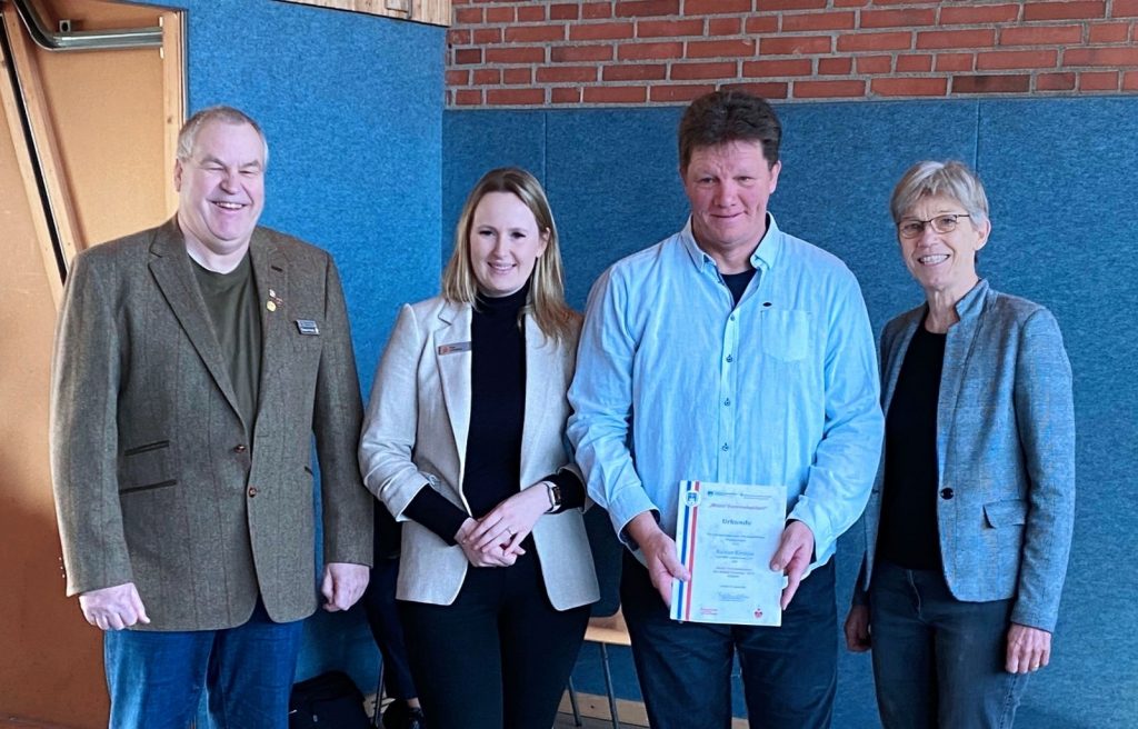 Von li. Günter Frentz (DSA Beauftragter im KSV Ostholstein), Sina Lehmbeck (Sparkasse Holstein), Rainer Kempe (RSV Landkirchen), Birgit Kamrath-Beyer (1. Vors. KSV Ostholstein). Foto: Rainer Sieg.